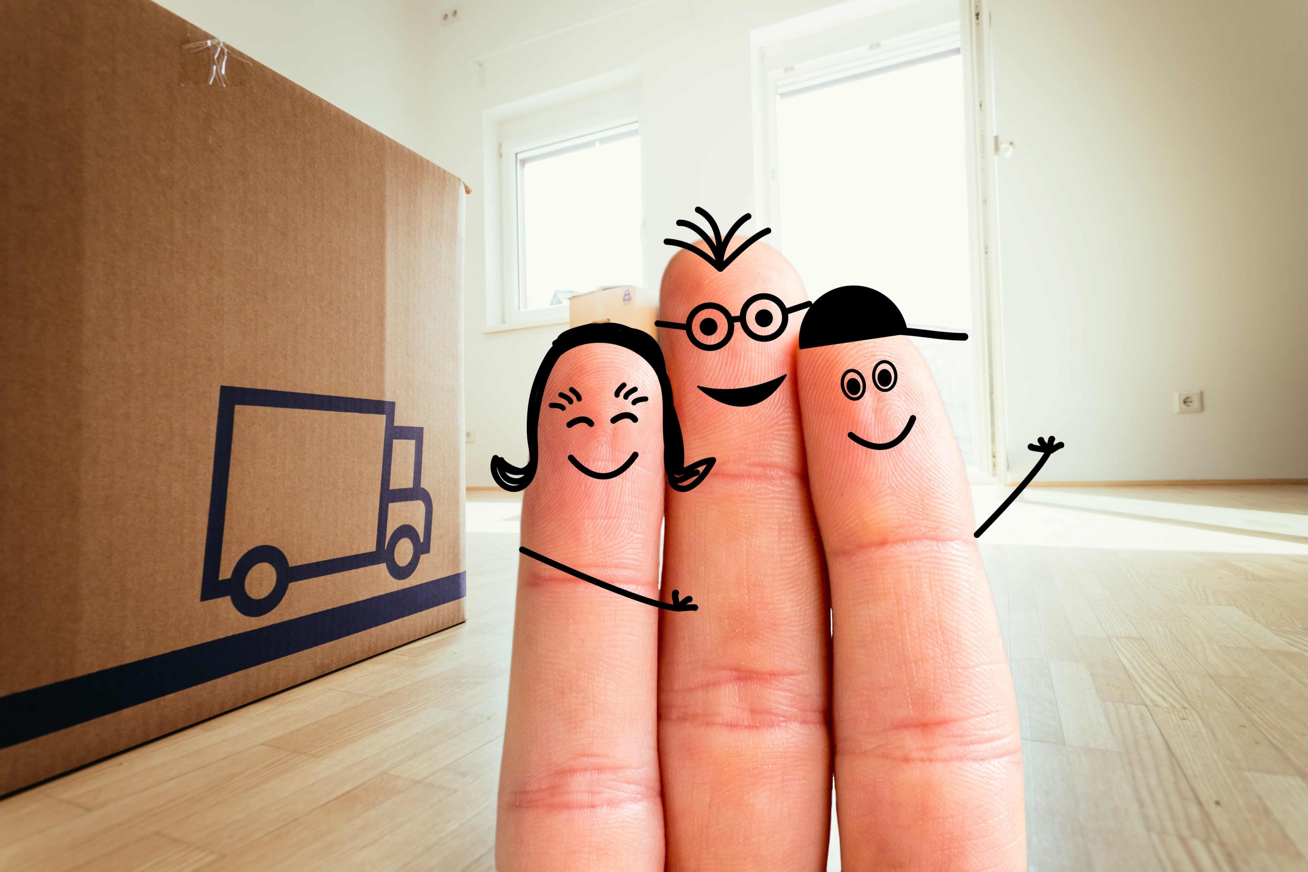 Familia feliz con su seguro de mudanza