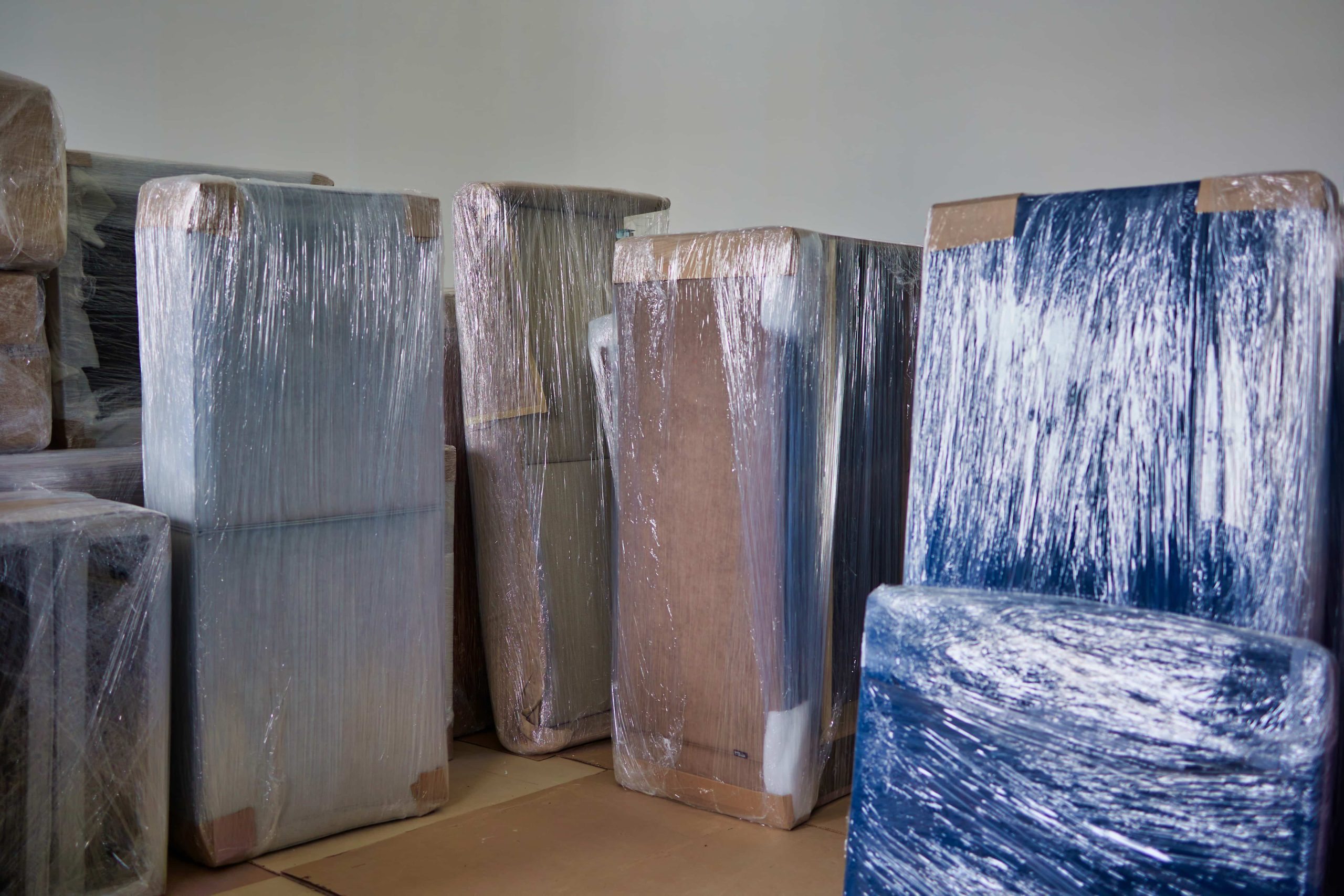 Diferentes muebles preparados con embalaje para su traslado.