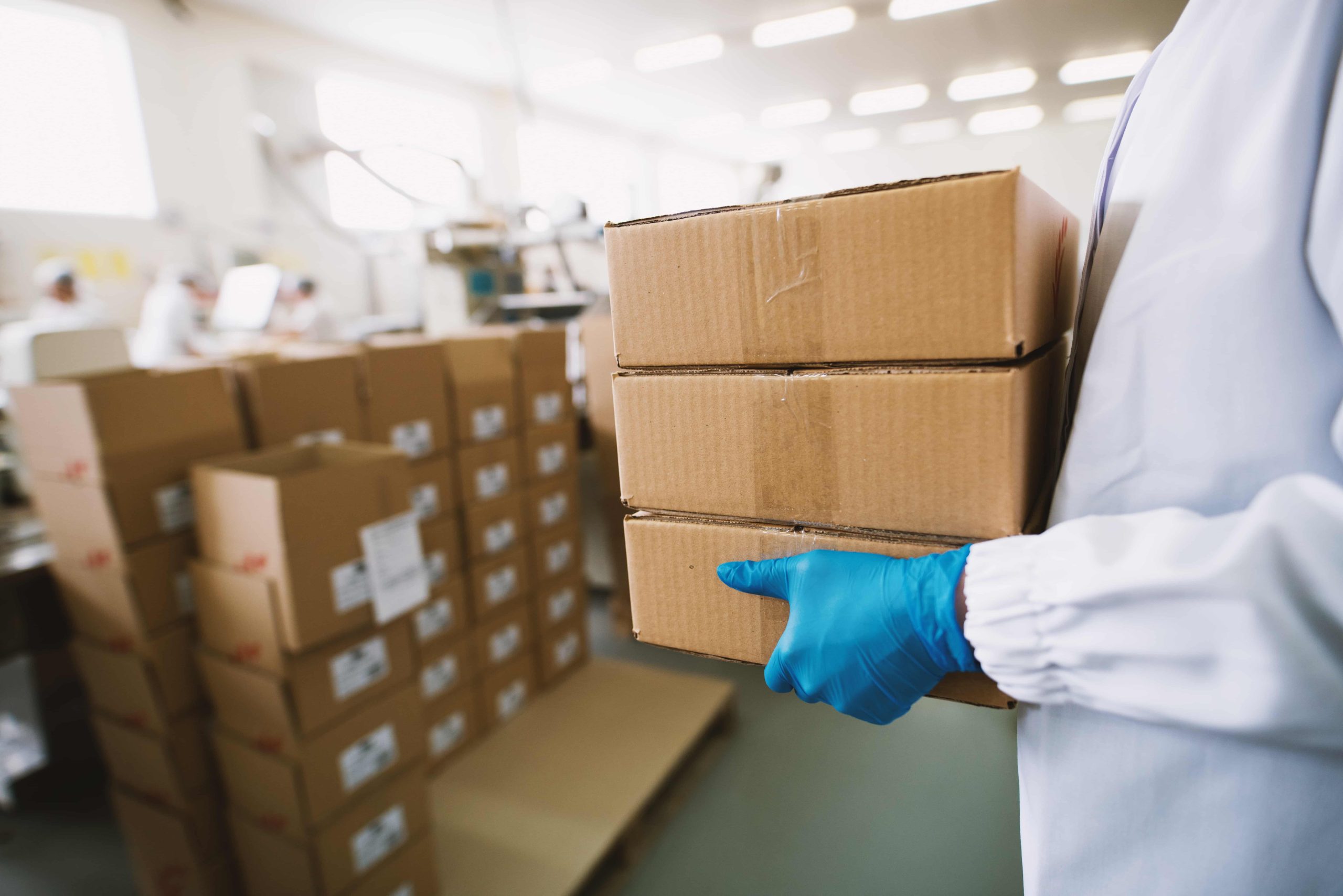 Habitación de un hospital, donde hay diferentes cajas de mudanza